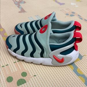Nike Dynamo Go Flyease, Pre-Loved size 2Y